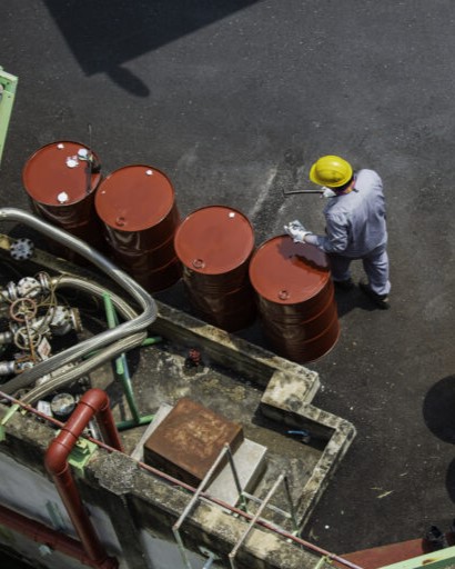 2-2-top-view-male-worker-inspection-record-drum-oil-stock-barrels-red-vertical-chemical-industry-768x512
